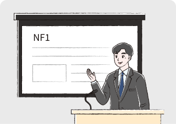 NF1についてスクリーンの前で登壇しているスーツ姿の男性