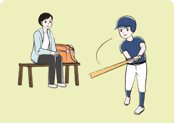 中学生のNF1患者さんが野球の素振りをしている。それを後ろで見守るお母さんのイメージ