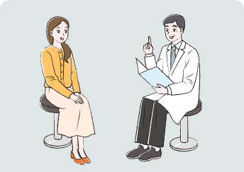 女性のNF1患者さんが診察室で医師に説明を受けているイメージ