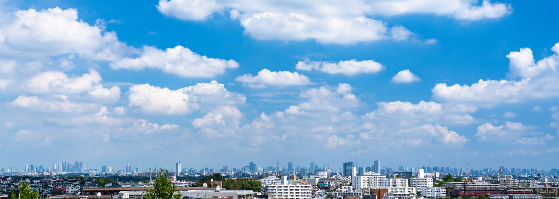 青空と都心を望む明るいイメージ