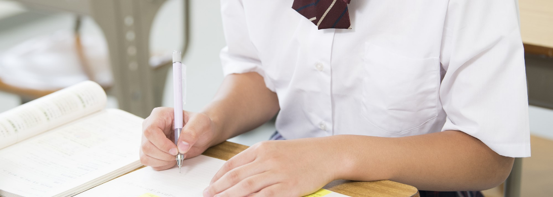 勉強をする女子高校生のイメージ