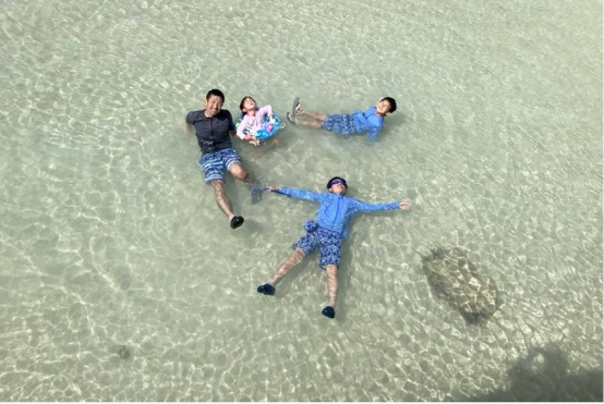 海の浅瀬に入って楽しむUさんのご家族