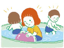 幼稚園の水遊びの時に日焼けを避けるために上着を着て遊ぶ茜さん